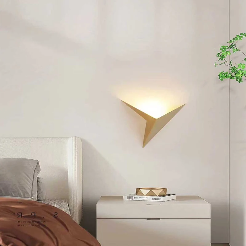 Driehoekige LED Wandlamp Geometrisch Metaal Modern Interieur Slaapkamer Woonkamer 25cm Minimalistisch | Sansoti