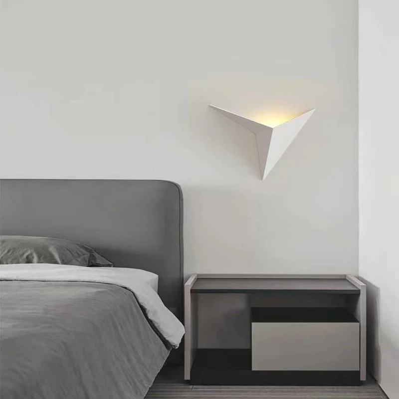 Driehoekige LED Wandlamp Geometrisch Metaal Modern Interieur Slaapkamer Woonkamer 25cm Minimalistisch | Sansoti