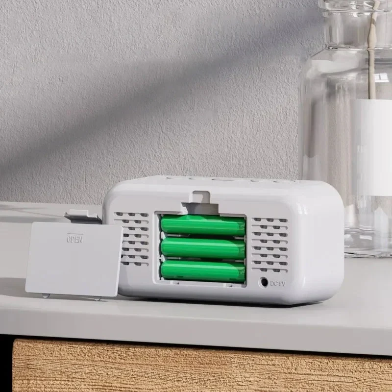 Moderner LED-Wecker mit großer Spiegelanzeige