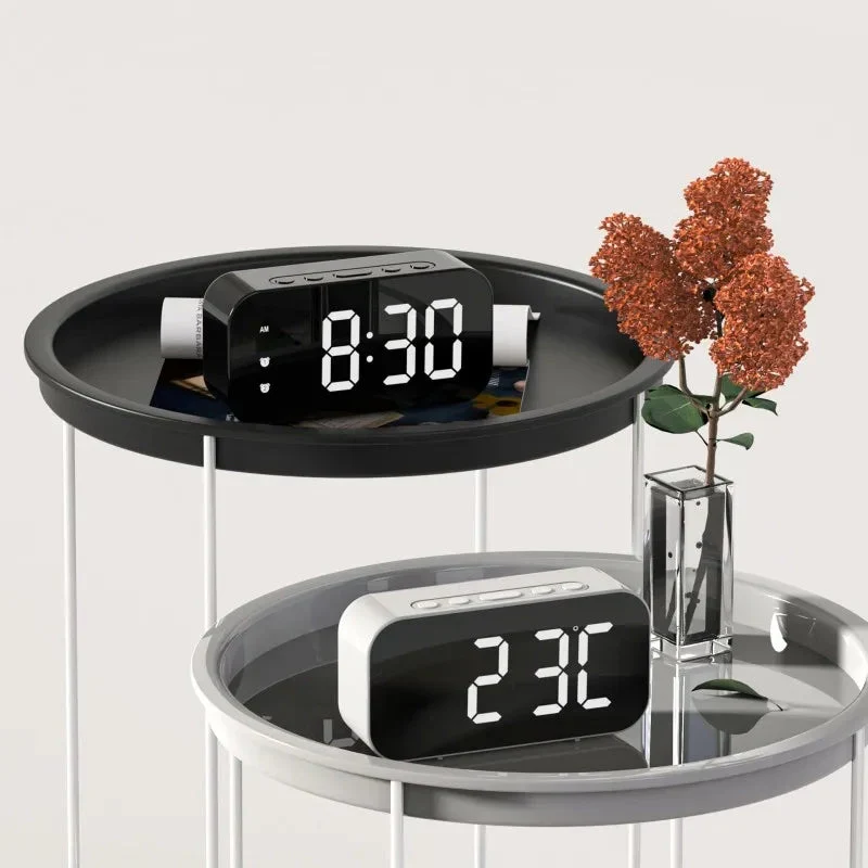 Moderner LED-Wecker mit großer Spiegelanzeige