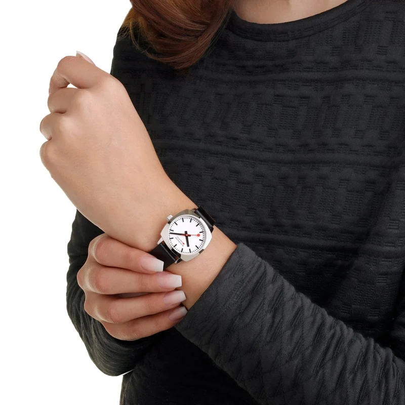 Mondaine Petite Cushion MSL.31110.LBV Damenuhr Schwarz • Saphirglas • Swiss Made
