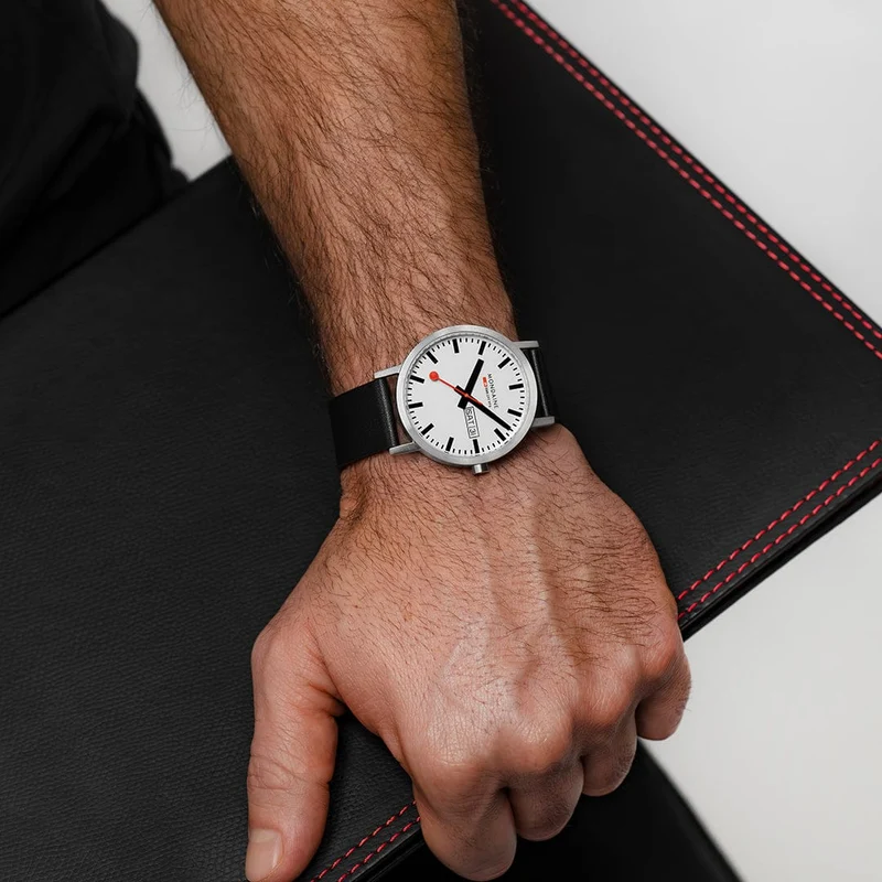 Mondaine Classic A667.30360.11SBBV Herrenuhr Schwarz • Schweizer Quarzwerk • Veganes Traubenleder
