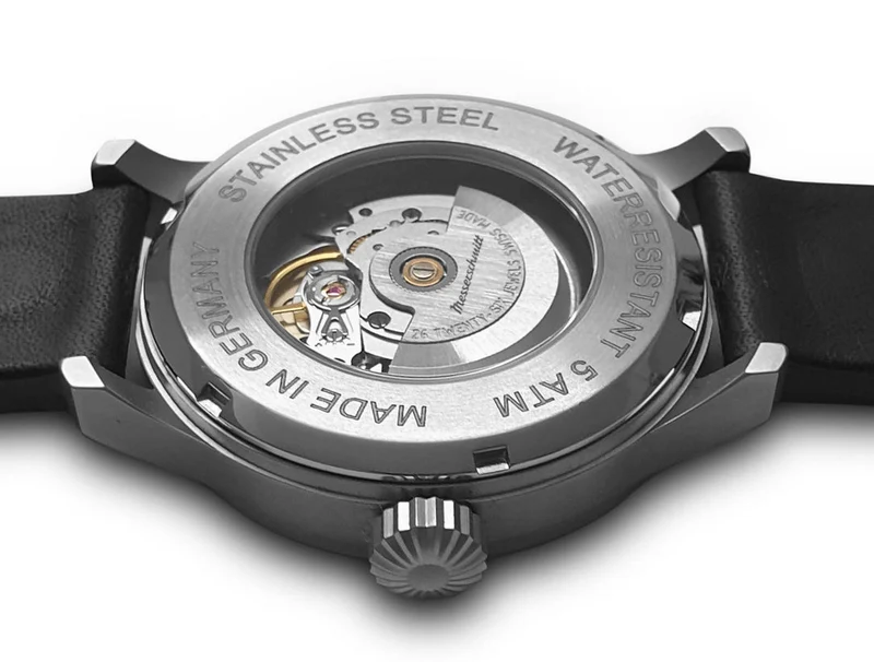 Messerschmitt BF109E-3-A Herren Pilotenuhr Braun/Schwarz • Sellita SW 200-1 Automatikwerk • Glasboden