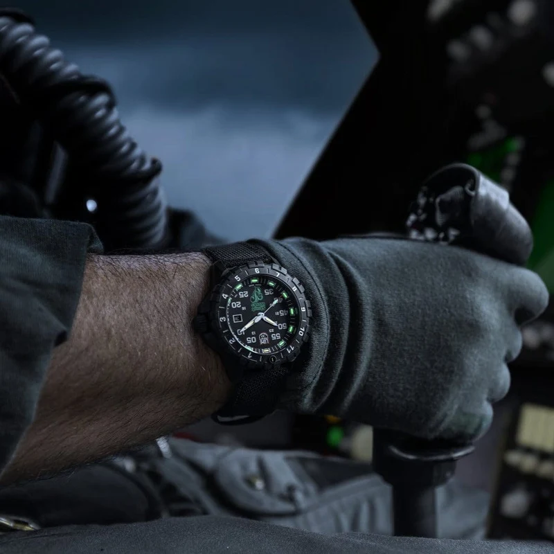Luminox F-117 Nighthawk x Skunk Works XA.6442.H Herren Armbanduhr • Saphirglas • CARBONOX™-Gehäuse