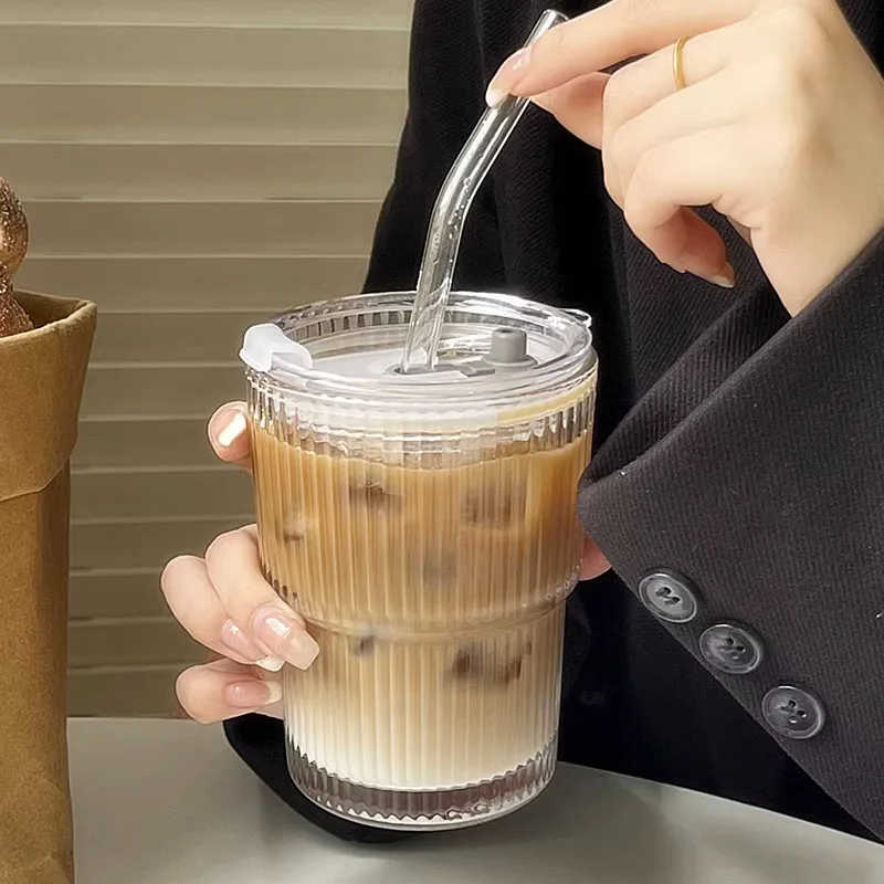 Geribbelde To-Go Beker met Rietje - Borosilicaatglas - Herbruikbare Drinkbeker voor Koffie & Thee - Warmteisolerend met Deksel - Draagbare Reisbeker voor Onderweg | Sansoti