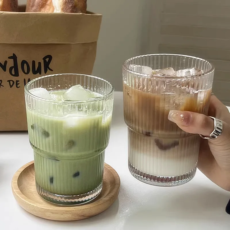 Geribbelde To-Go Beker met Rietje - Borosilicaatglas - Herbruikbare Drinkbeker voor Koffie & Thee - Warmteisolerend met Deksel - Draagbare Reisbeker voor Onderweg | Sansoti