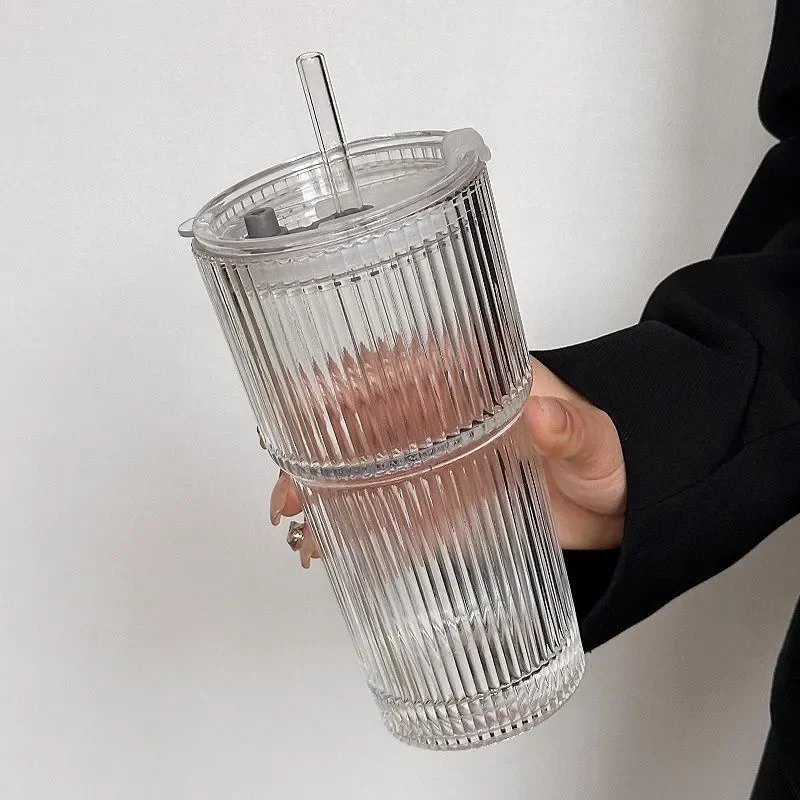 Geribbelde To-Go Beker met Rietje - Borosilicaatglas - Herbruikbare Drinkbeker voor Koffie & Thee - Warmteisolerend met Deksel - Draagbare Reisbeker voor Onderweg | Sansoti