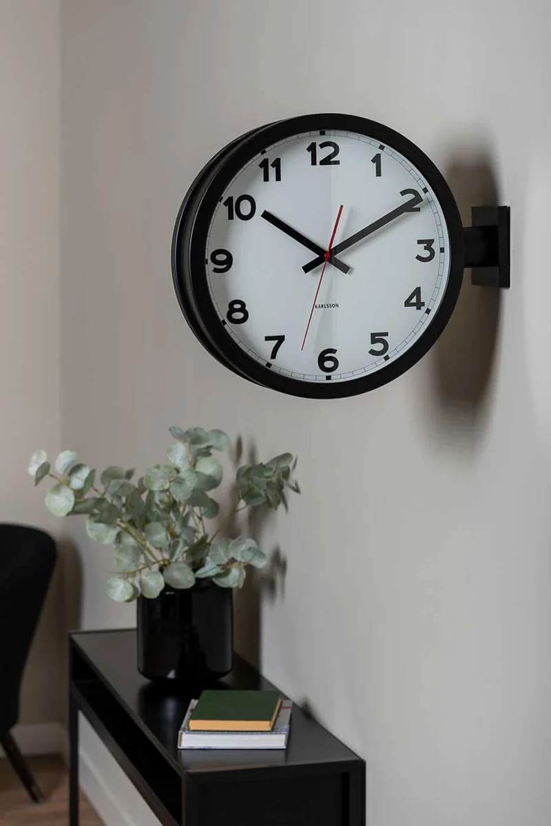 Karlsson Wanduhr 38x44,5x13 cm Aluminium • Doppelseitiges Design • Präzises Quarzwerk