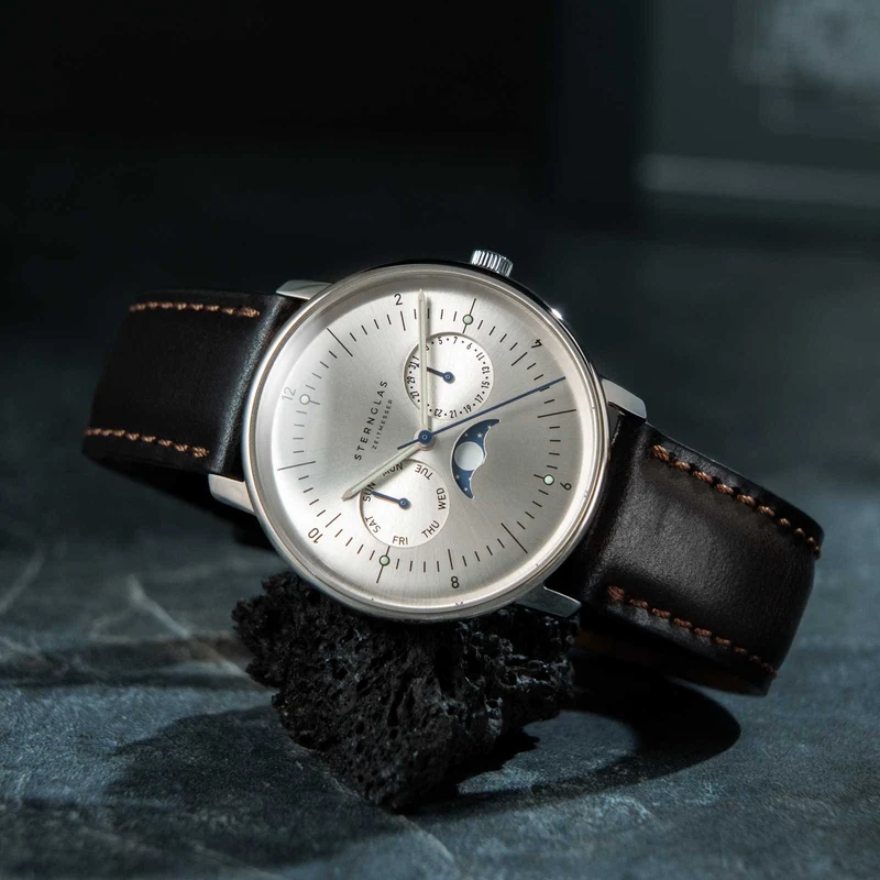 Sternglas Naos Moonphase S01-NM52-BR03 Herrenuhr • Preisgekröntes Bauhaus-Design aus Hamburg • Kratzfestes Saphirglas