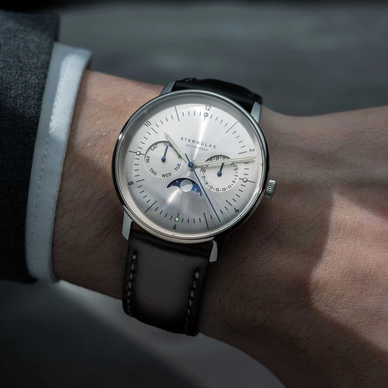 Sternglas Naos Moonphase S01-NM52-BR03 Herrenuhr • Preisgekröntes Bauhaus-Design aus Hamburg • Kratzfestes Saphirglas