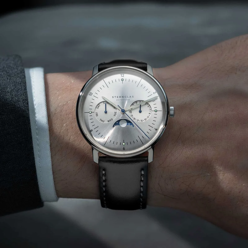 Sternglas Naos Moonphase S01-NM52-BR03 Herrenuhr • Preisgekröntes Bauhaus-Design aus Hamburg • Kratzfestes Saphirglas