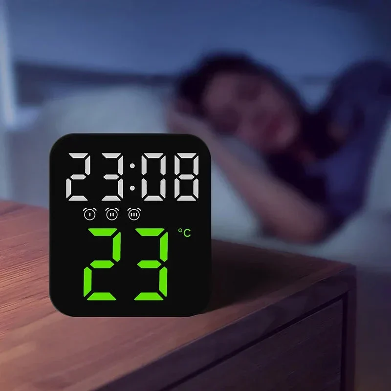 Moderner LED Reisewecker mit Temperaturanzeige