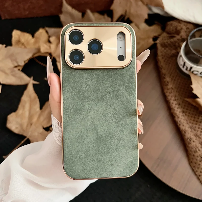 Telefoonhoesje met Suède of Glitter Afwerking Goudkleurig Camera-Detail Stijlvol Design iPhone 13-17 | Sansoti
