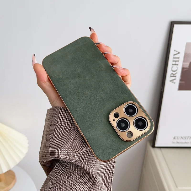 Telefoonhoesje met Suède of Glitter Afwerking Goudkleurig Camera-Detail Stijlvol Design iPhone 13-17 | Sansoti