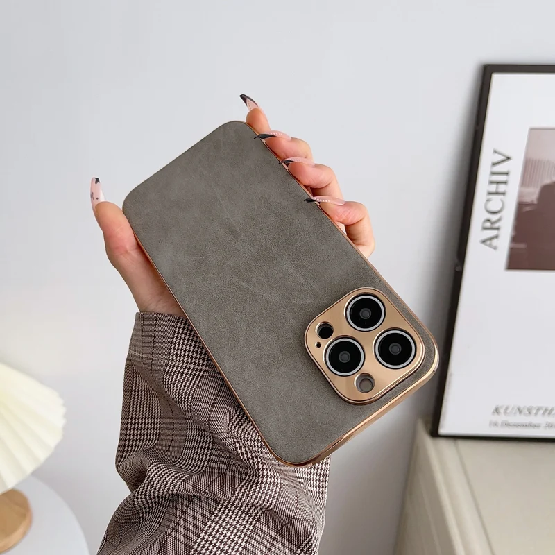 Telefoonhoesje met Suède of Glitter Afwerking Goudkleurig Camera-Detail Stijlvol Design iPhone 13-17 | Sansoti