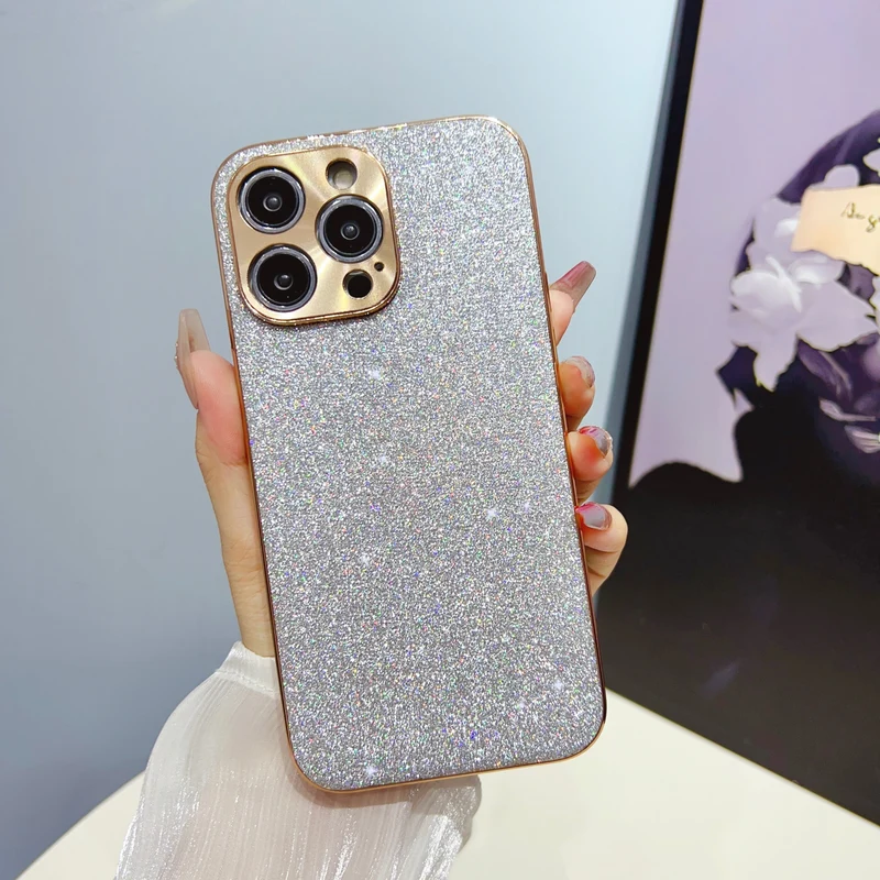 Telefoonhoesje met Suède of Glitter Afwerking Goudkleurig Camera-Detail Stijlvol Design iPhone 13-17 | Sansoti