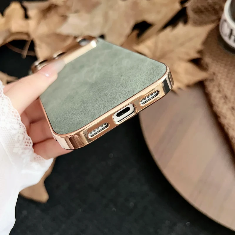 Telefoonhoesje met Suède of Glitter Afwerking Goudkleurig Camera-Detail Stijlvol Design iPhone 13-17 | Sansoti