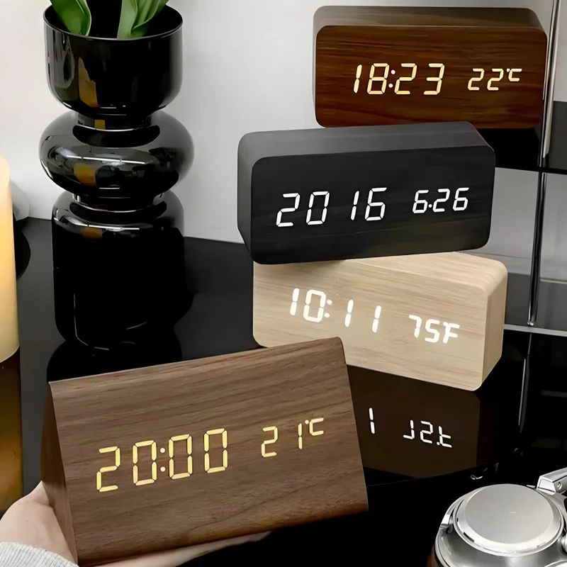 Digitale LED Klok Hout Driehoek Modern Design Wekker USB Dimbaar Display Tafelklok Slaapkamer Kantoor | Sansoti