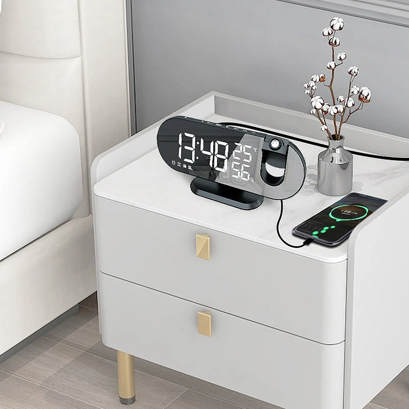 Digitaler Radiowecker mit Projektion an Decke