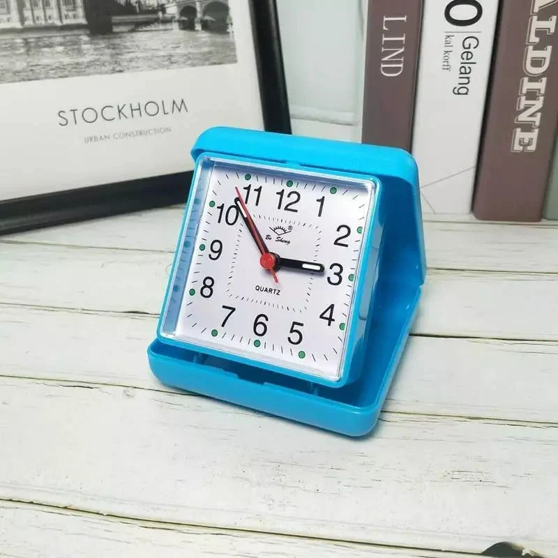 Kleiner analoger Reisewecker im Retro-Stil