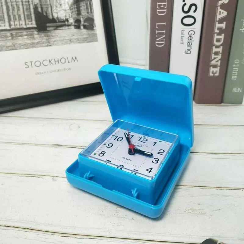Kleiner analoger Reisewecker im Retro-Stil