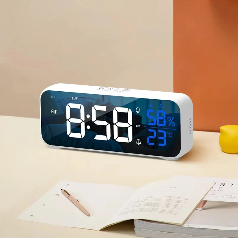 Digitaler Wecker in Weiß mit Temperatur