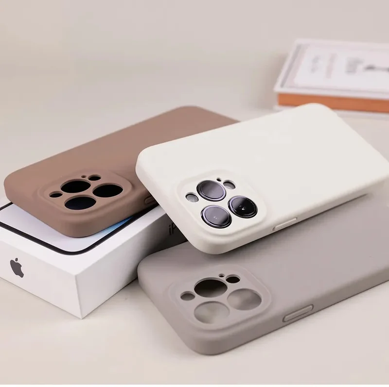 Zacht Siliconen iPhone Hoesje met Verhoogde Rand Camera Bescherming 14 15 16 17 Minimalistische Stijl | Sansoti