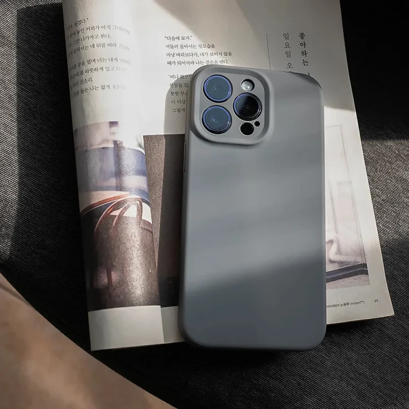 Zacht Siliconen iPhone Hoesje met Verhoogde Rand Camera Bescherming 14 15 16 17 Minimalistische Stijl | Sansoti