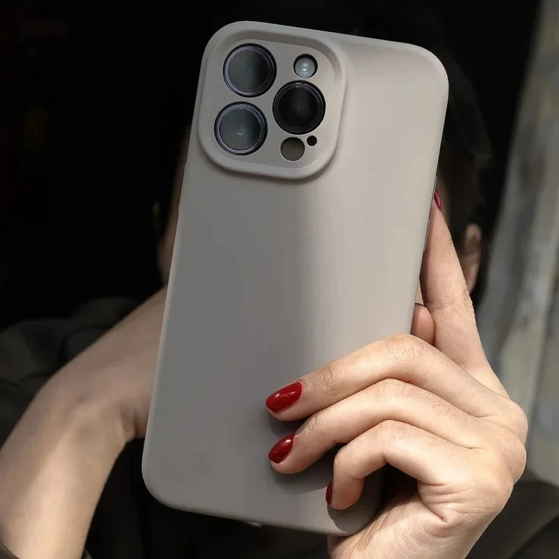 Zacht Siliconen iPhone Hoesje met Verhoogde Rand Camera Bescherming 14 15 16 17 Minimalistische Stijl | Sansoti