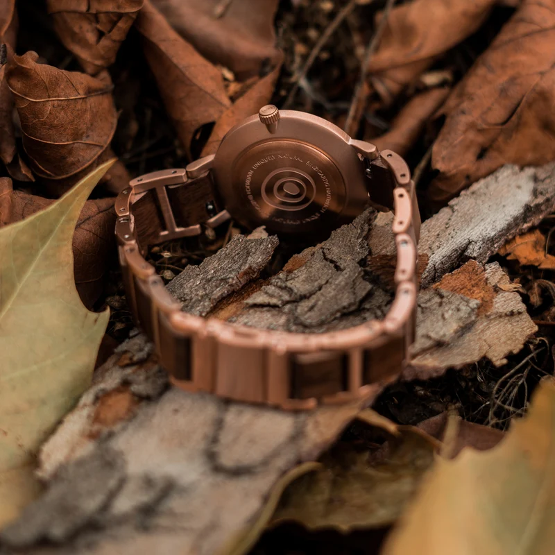 Holzkern Die Frohnatur (Walnuss/Pfauenfeder) • Pfauenfedern-Zifferblatt • Holz-Edelstahl-Armband