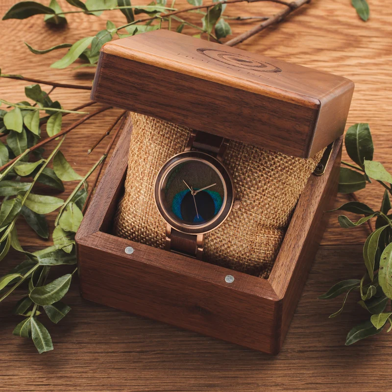 Holzkern Die Frohnatur (Walnuss/Pfauenfeder) • Pfauenfedern-Zifferblatt • Holz-Edelstahl-Armband