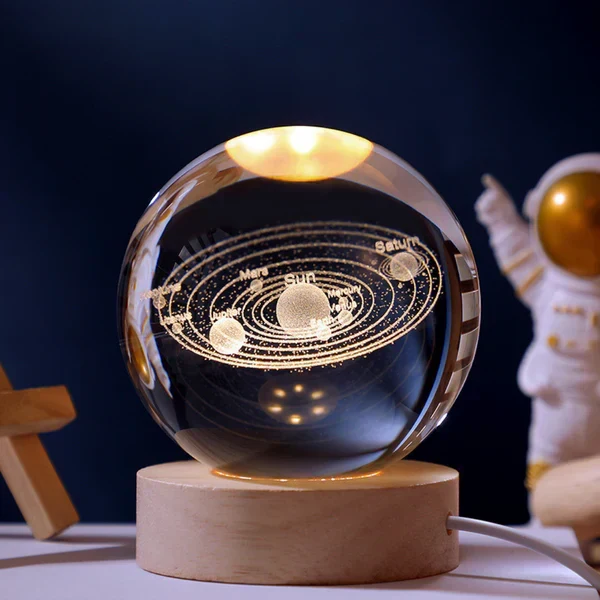 3D Gravure Verlichte Glazen Bol met Houten Voet | Cosmos Sterrenstelsel LED Nachtlampje USB Decoratieve Bol | Sansoti