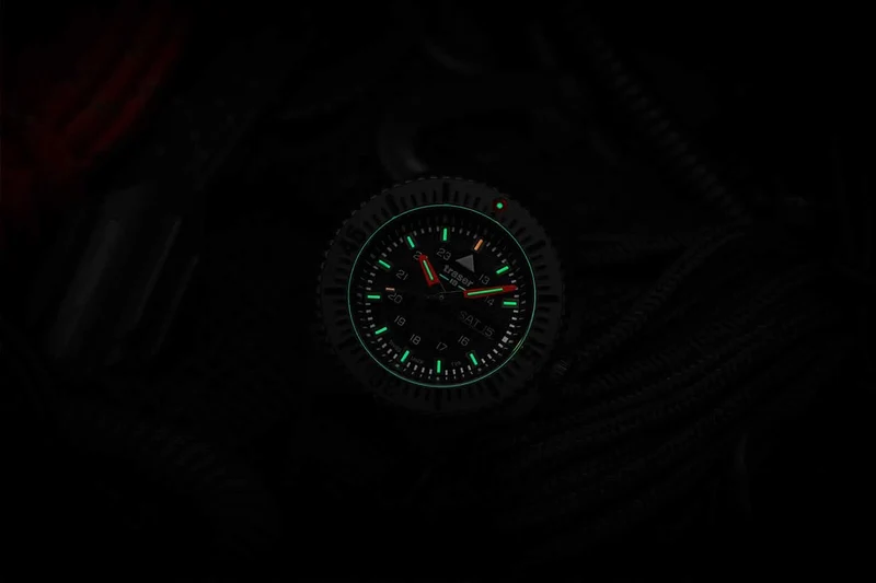 Traser P69 109855 Herrenuhr • Trigalight • Swiss Made
