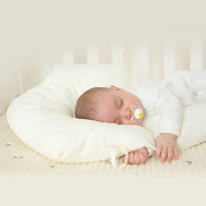 Omarmingskussen Baby Antibacterieel Katoenen Zachte Vulling 0-12 Maanden Veilig Ergonomisch Pastel | Sansoti