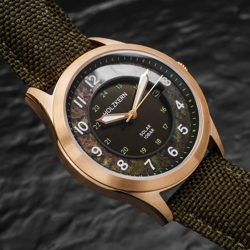 Holzkern Wildlight Unisex Armbanduhr Moosgrün/Goldfarben • Solarwerk • Saphirglas