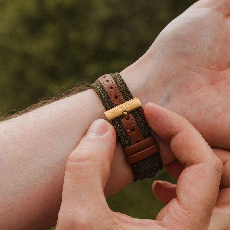 Holzkern Wildlight Unisex Armbanduhr Moosgrün/Goldfarben • Solarwerk • Saphirglas