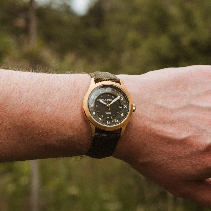 Holzkern Wildlight Unisex Armbanduhr Moosgrün/Goldfarben • Solarwerk • Saphirglas