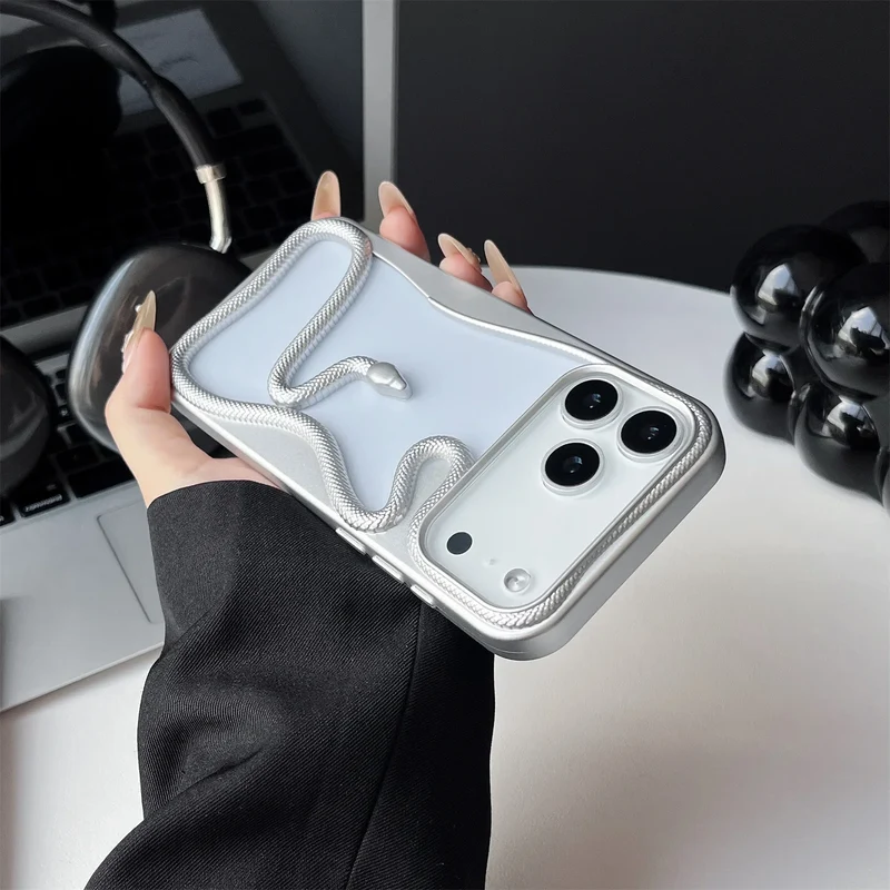 iPhone Hoesje met Slangpatroon en Verstevigde Bumper – Matte en Verchroomde Afwerking voor iPhone 12-17 | Sansoti
