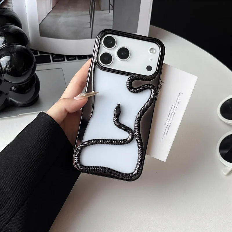 iPhone Hoesje met Slangpatroon en Verstevigde Bumper – Matte en Verchroomde Afwerking voor iPhone 12-17 | Sansoti