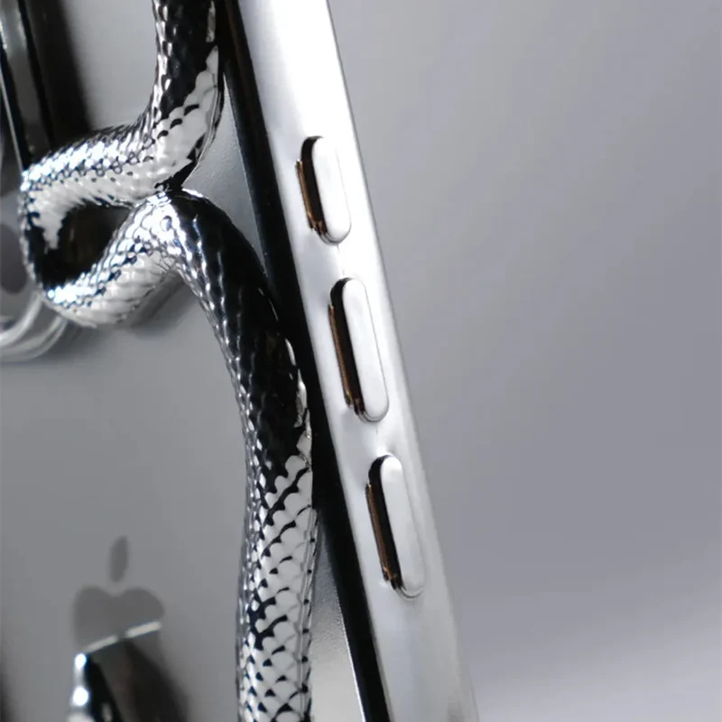 iPhone Hoesje met Slangpatroon en Verstevigde Bumper – Matte en Verchroomde Afwerking voor iPhone 12-17 | Sansoti