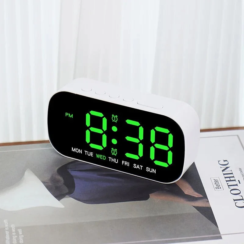 Kleiner digitaler Wecker mit Spiegelfläche