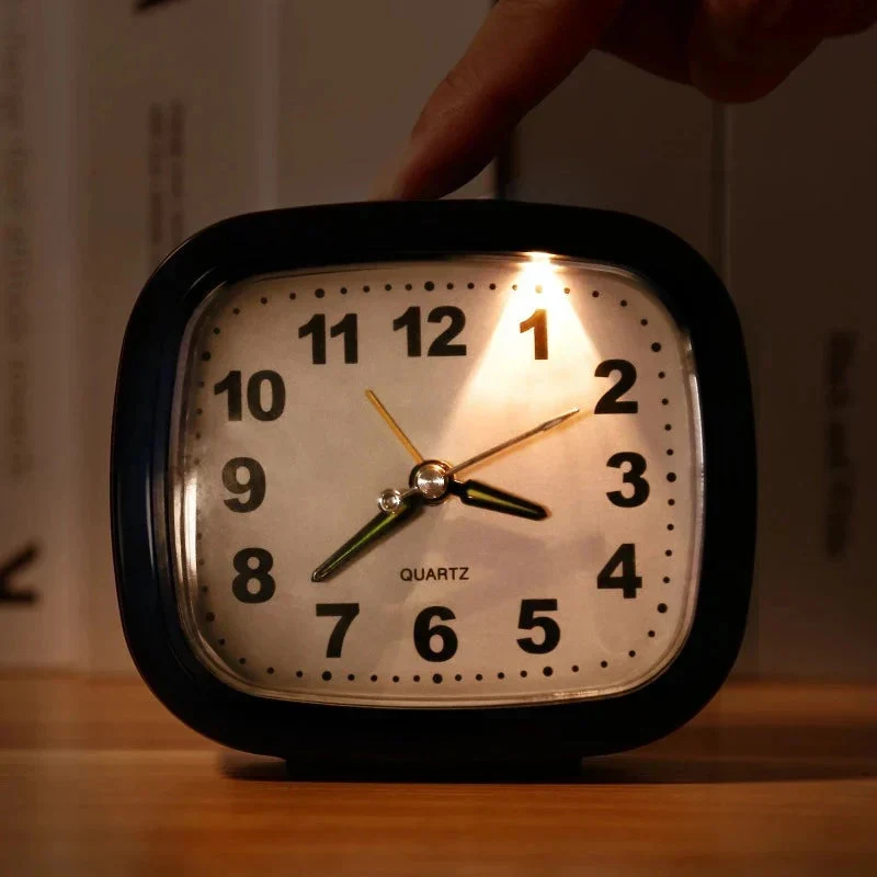 Klassischer Quarzwecker für das Schlafzimmer