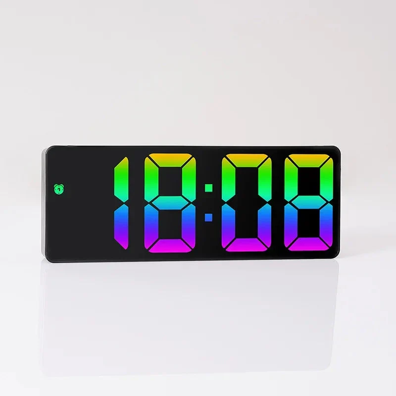 Digitaler Wecker mit bunten LED-Ziffern