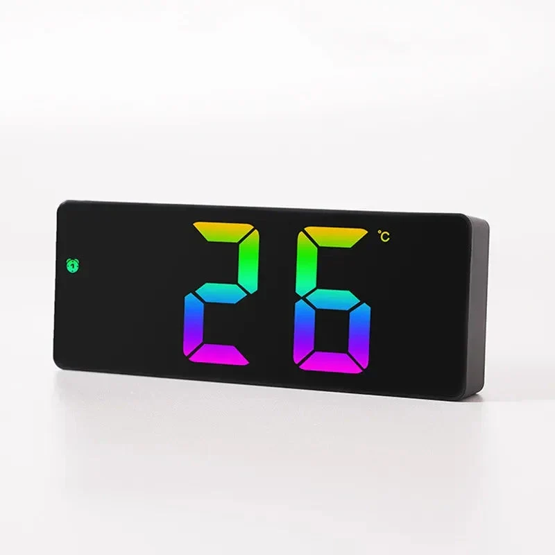 Digitaler Wecker mit bunten LED-Ziffern