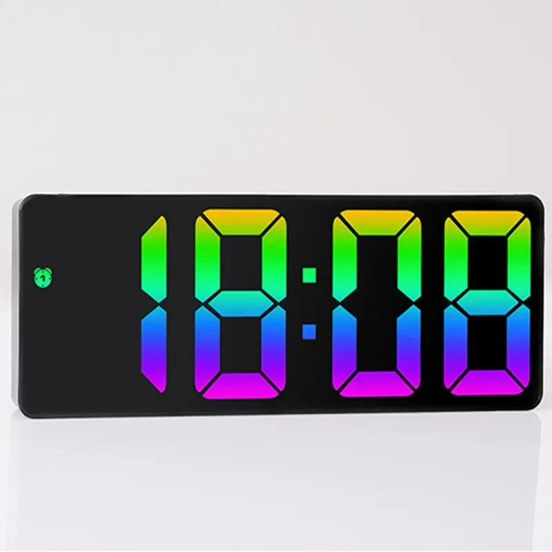 Digitaler Wecker mit bunten LED-Ziffern