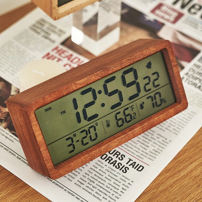 Digitalwecker im Holzgehäuse mit Temperatur