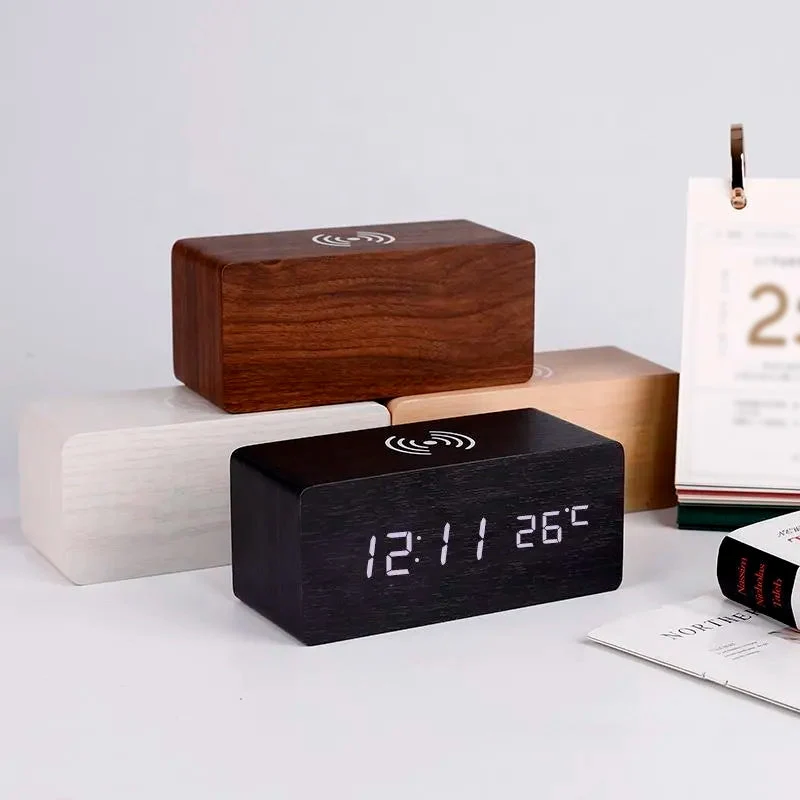 Holzwecker mit kabelloser Induktions-Ladestation