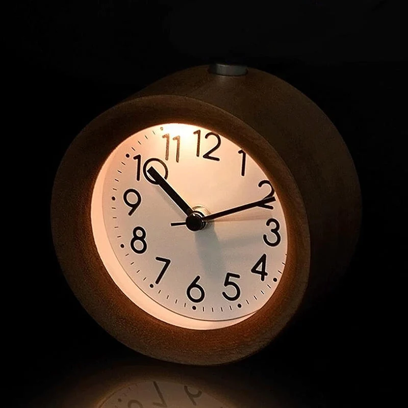Runder analoger Wecker aus Holz