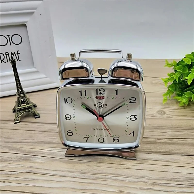 Quadratischer mechanischer Wecker im Retro-Look