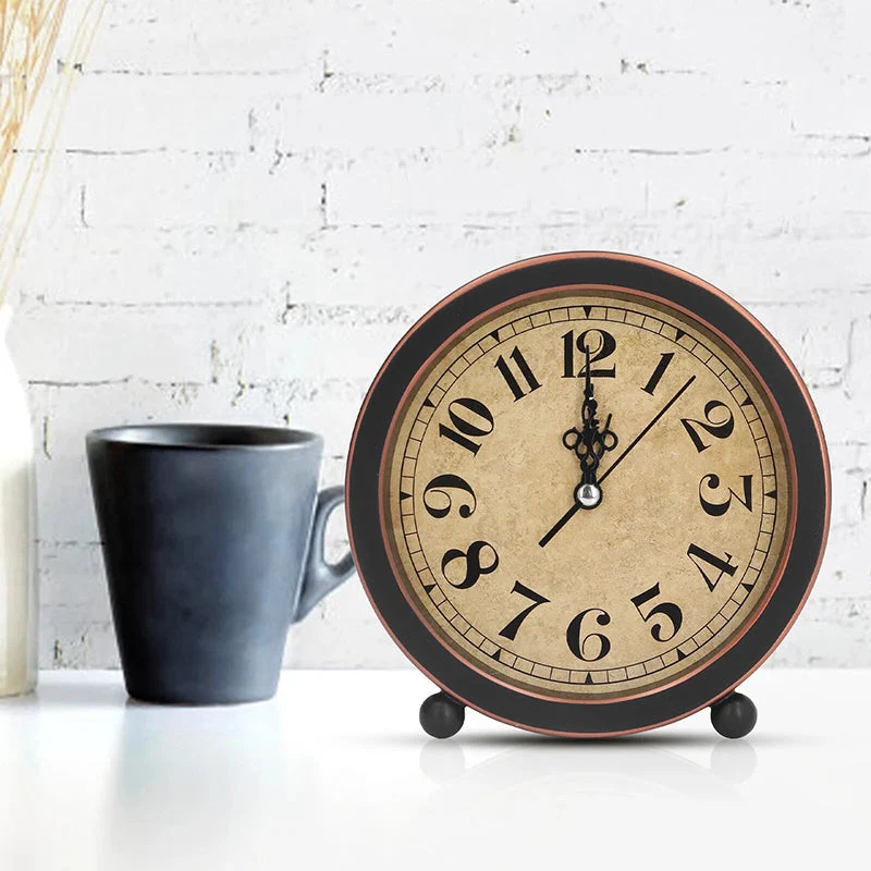 Runder Wecker im nostalgischen Vintage-Look